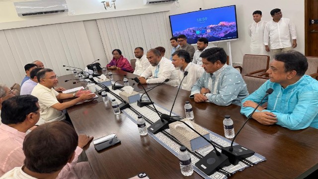 সিটি করপোরেশনের পরিচ্ছন্নতা কর্মীদের ঈদ বোনাসের চেক হস্তান্তর করলেন প্রধানমন্ত্রী
